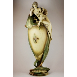 https://antyki-urbaniak.pl/1199-6754-thickbox/vase-with-a-woman-art-nouveau-amphora-werke-austria-circa-1900.jpg
