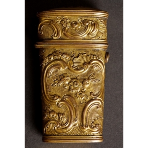 https://antyki-urbaniak.pl/3879-29206-thickbox/case-case-gilded-brass-rococo-18th-century.jpg