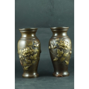 https://antyki-urbaniak.pl/4699-39325-thickbox/-reservation-pair-of-flower-vases-bronze-japan-19th-20th-century.jpg