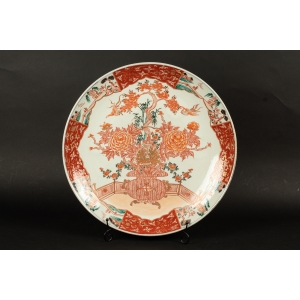 https://antyki-urbaniak.pl/4991-42239-thickbox/-patera-with-a-flower-basket-japan-arita-edo-era-18th-19th-century.jpg